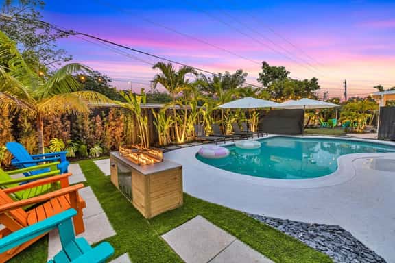 2 Homes | Sleeps 16 | Heated Pool, Hot Tub & Golf - Image 1