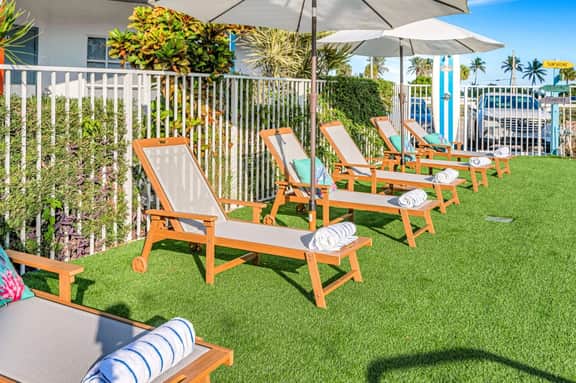 Hawksbill 203 — Beachfront King Studio Heated Pool - Image 3