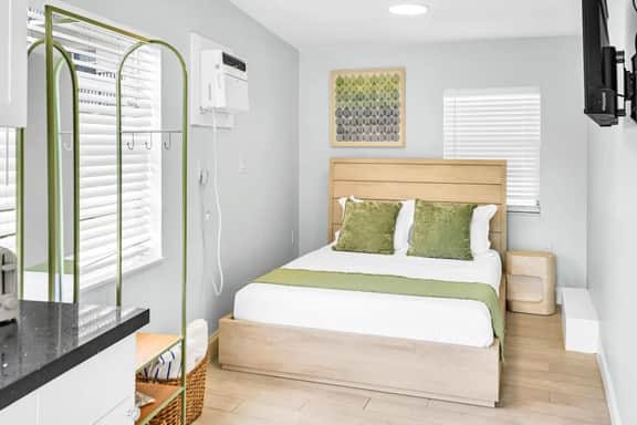 Kemp's Ridley 9- Compact Beachside Studio w/ pool - Image 2